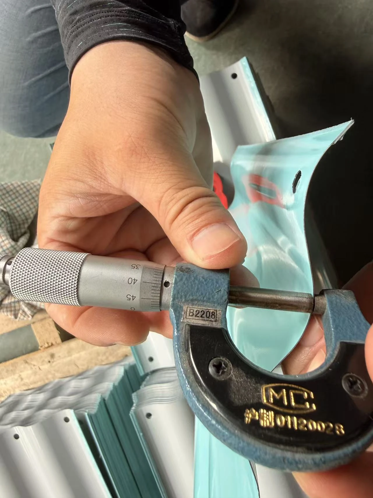 Galvanized Steel Panel Thickness Inspection Micrometer checking the thickness of a galvanized steel raised garden bed panel